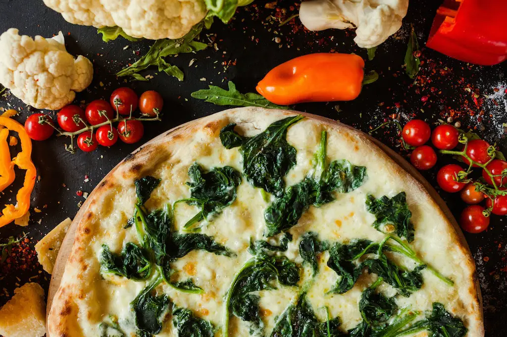 hausgemachtes Gericht mit vegetarischem Lebensstil der Spinatpizza